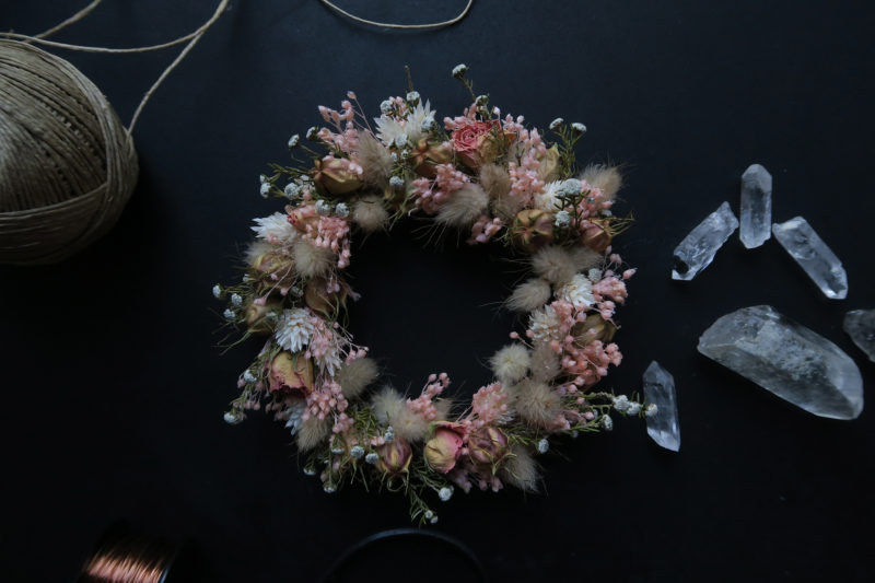 couronne de fleurs séchées rose décoration bohème