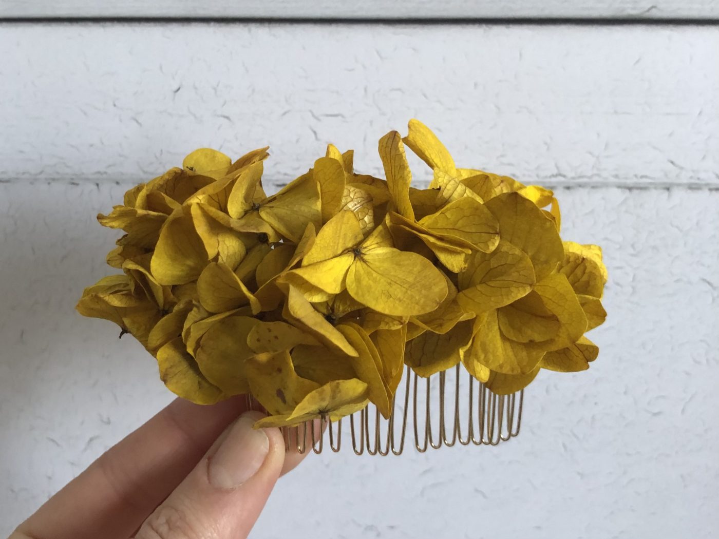 peigne barrette fleurs séchées accessoire cheveux coiffure mariée stabilisé hortensia jaune