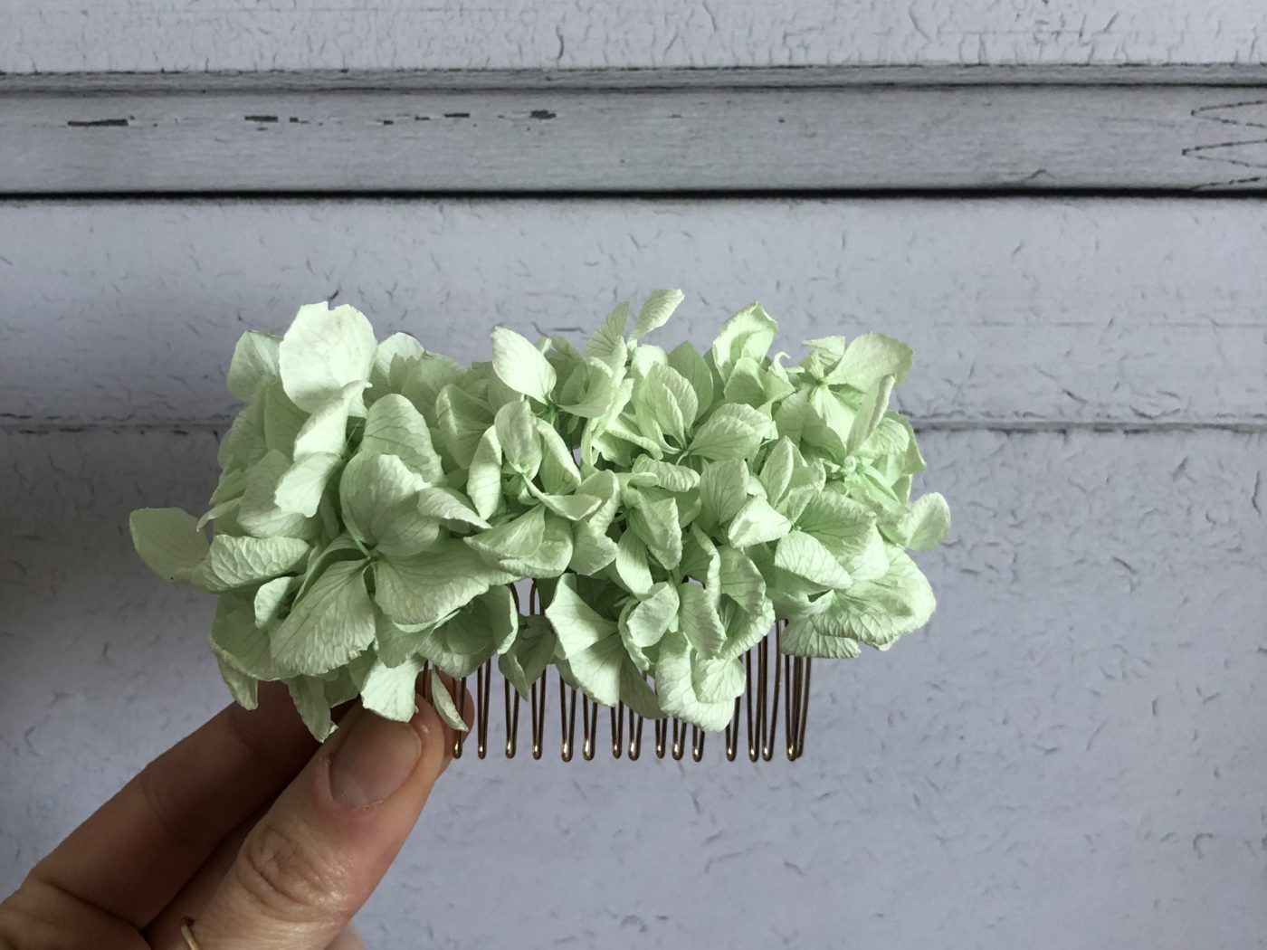 peigne barrette accessoire cheveux coiffure mariée fleurs séchées stabilisée vert pâle eau aqua bijou végétal