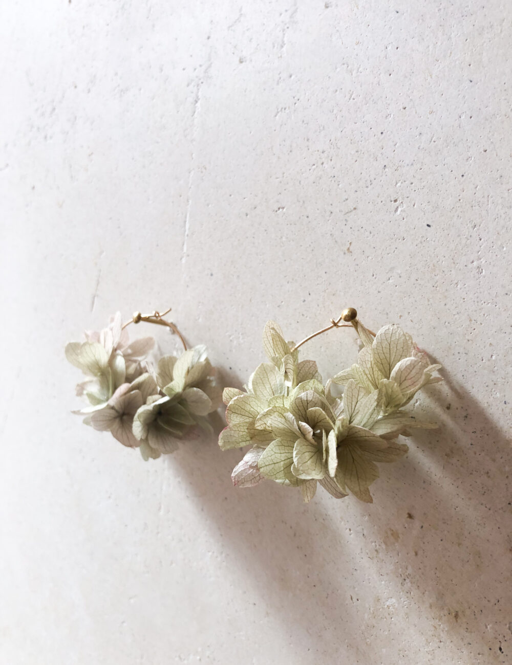 bijou en or et véritables fleurs séchées