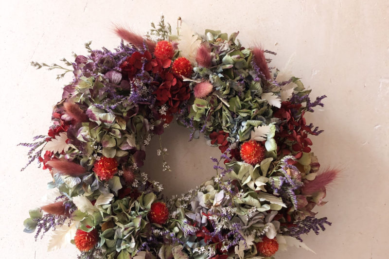 couronne de noël en hortensia séchées fleurs françaises noël 2023 décoration artisanale fleuriste