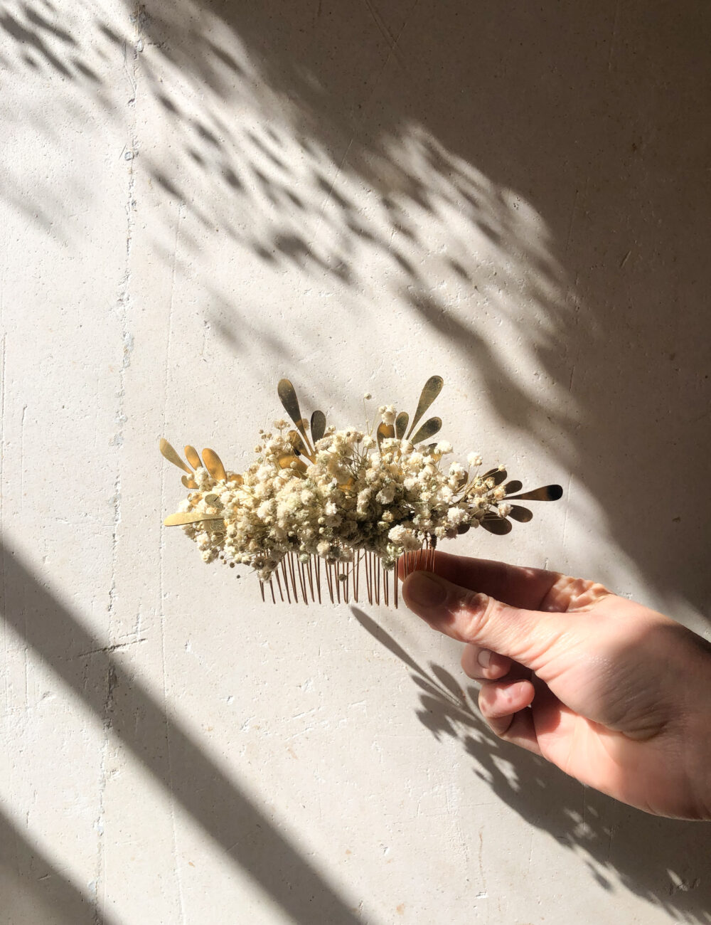 peigne de mariée en fleurs séchées gypsophile accessoire coiffure bohème demoiselle d'honneur cérémonie laique blanc doré or laiton