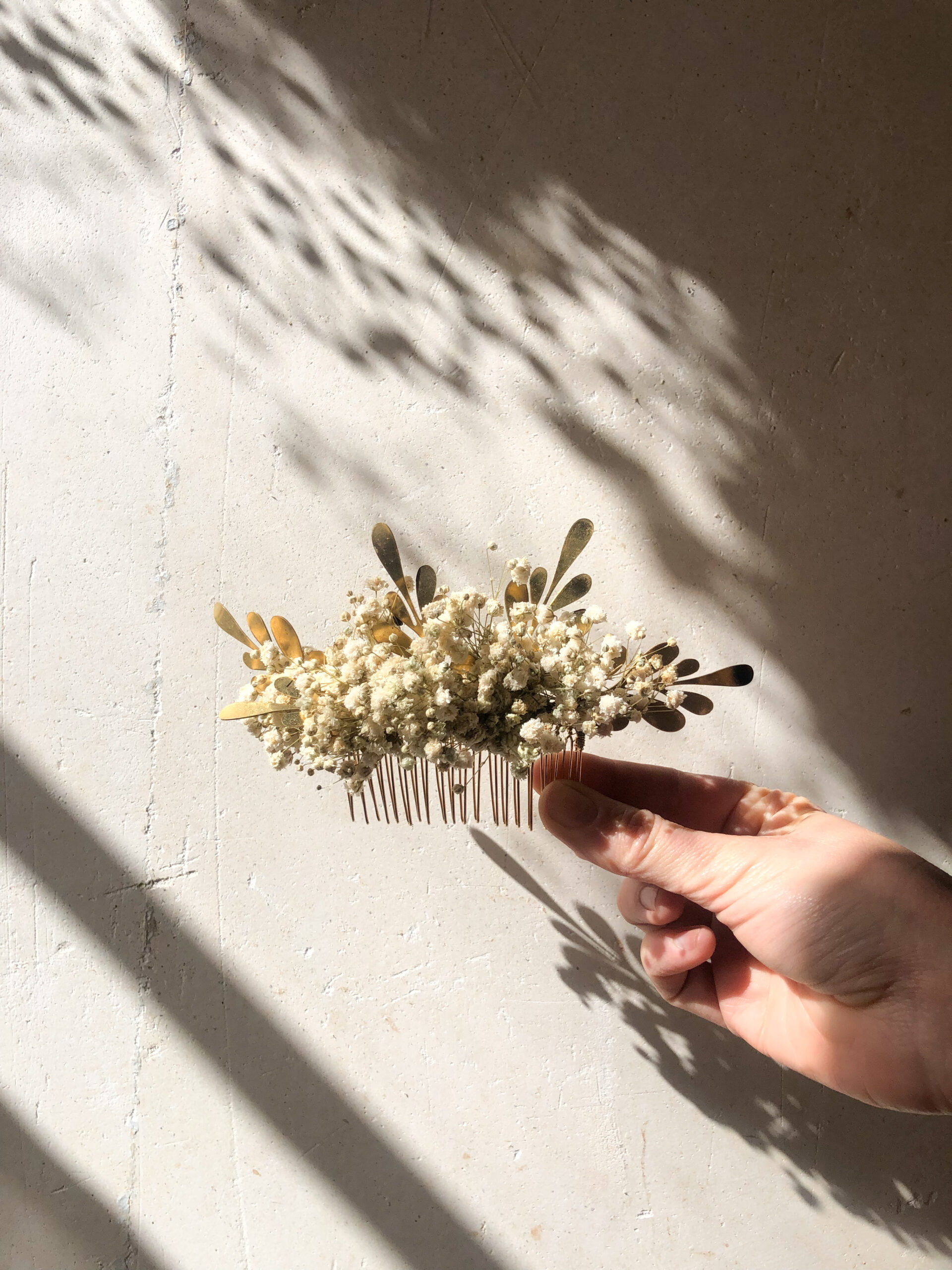 peigne de mariée en fleurs séchées gypsophile accessoire coiffure bohème demoiselle d'honneur cérémonie laique blanc doré or laiton