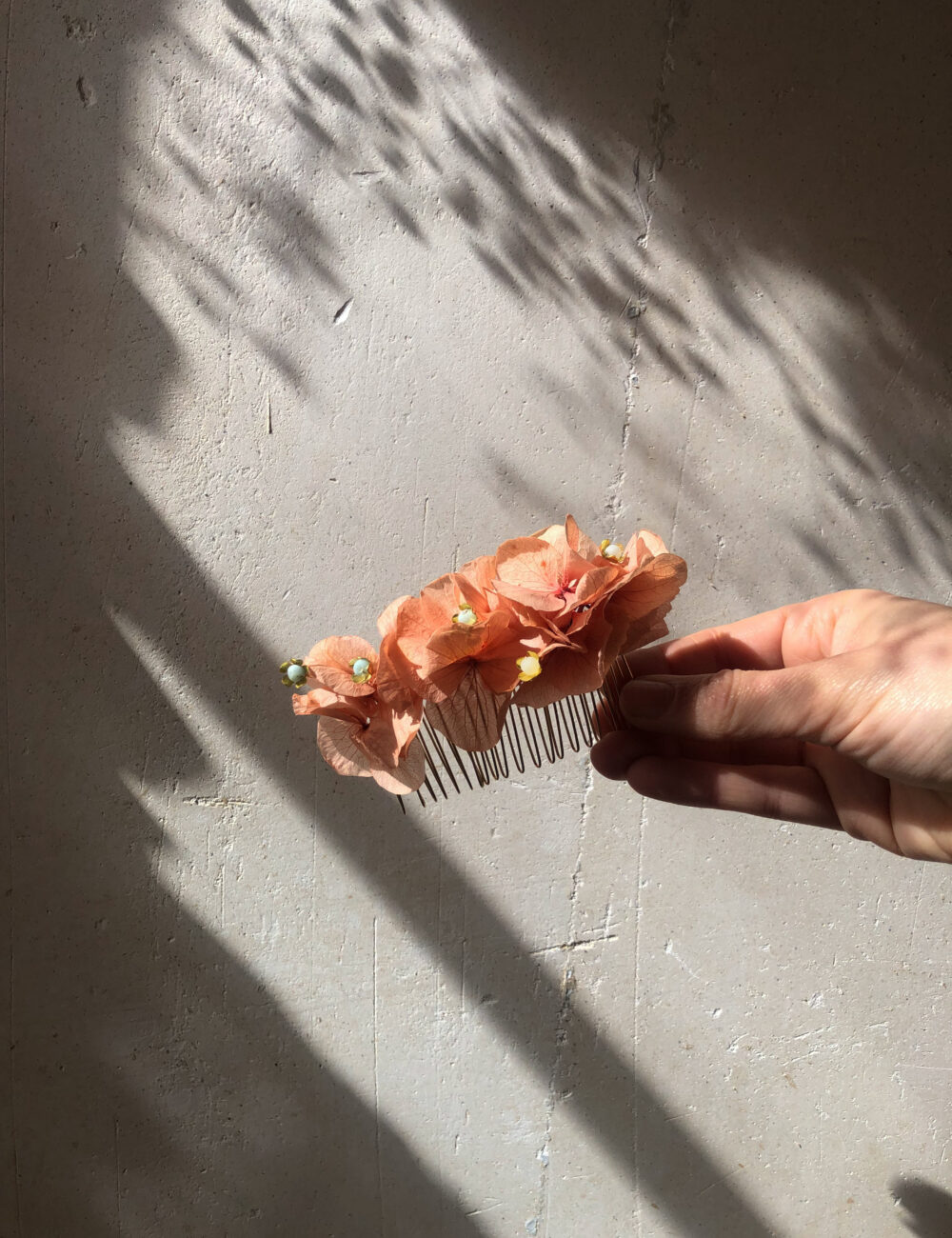 peigne en hortensia stabilisé coiffure de mariage mariée bohème et raffinée accessoire cheveux