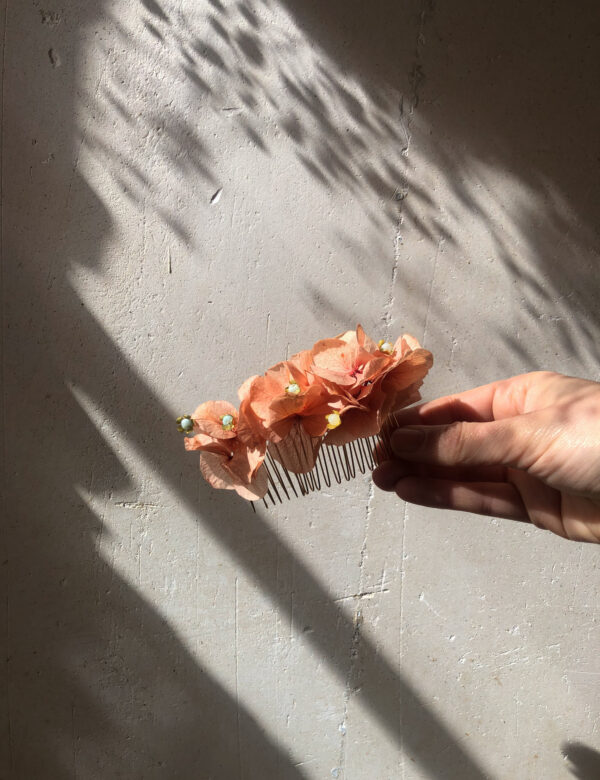 peigne en hortensia stabilisé coiffure de mariage mariée bohème et raffinée accessoire cheveux