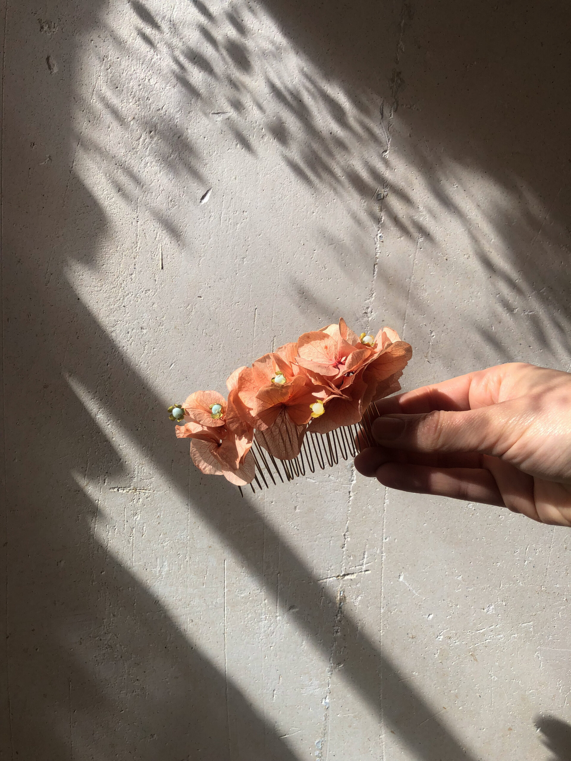 peigne en hortensia stabilisé coiffure de mariage mariée bohème et raffinée accessoire cheveux