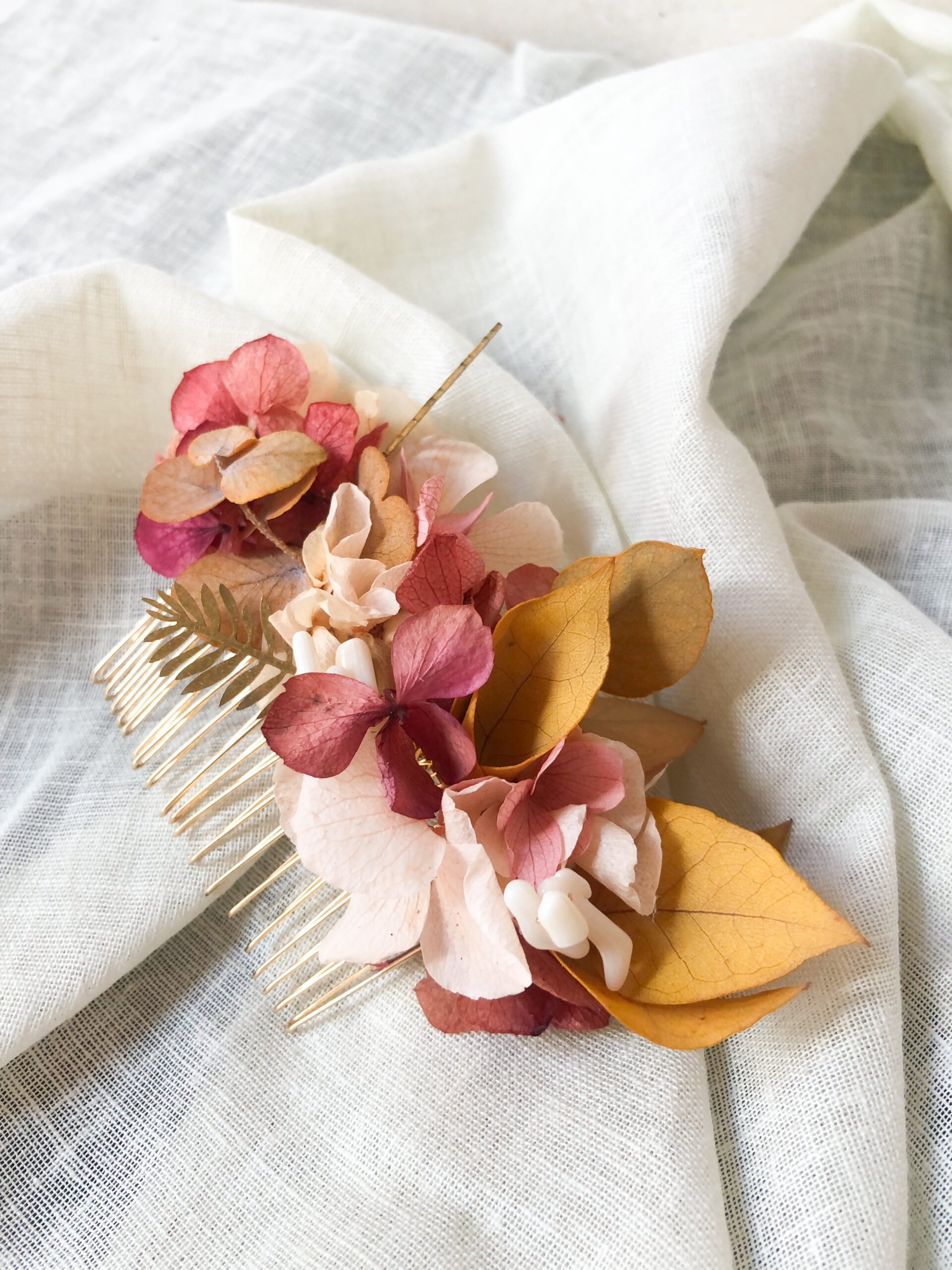 peigne jaune et rose fleurs séchées coiffure mariée