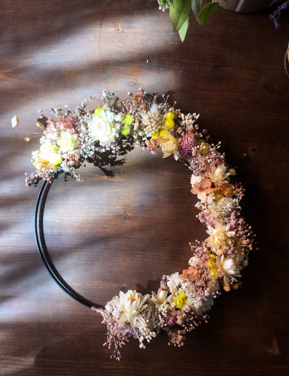 Couronne de fleurs séchées rose citron – Image 3
