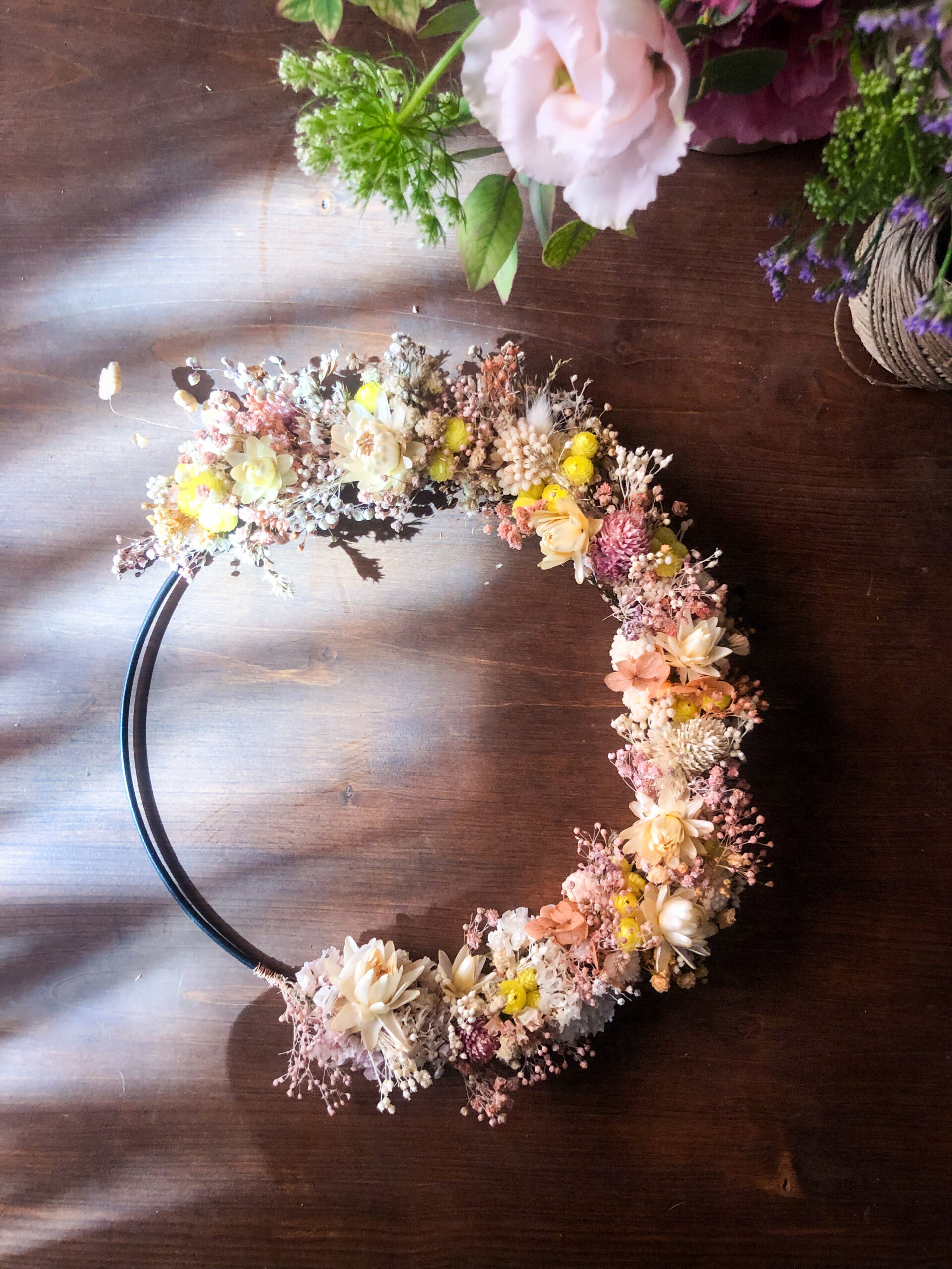 Couronne décorative estivale en fleurs séchées naturelles – fait main à Toulouse