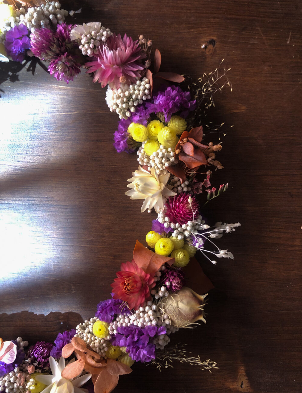 Hélichryse jaune et fleurs séchées vives – couronne murale bohème