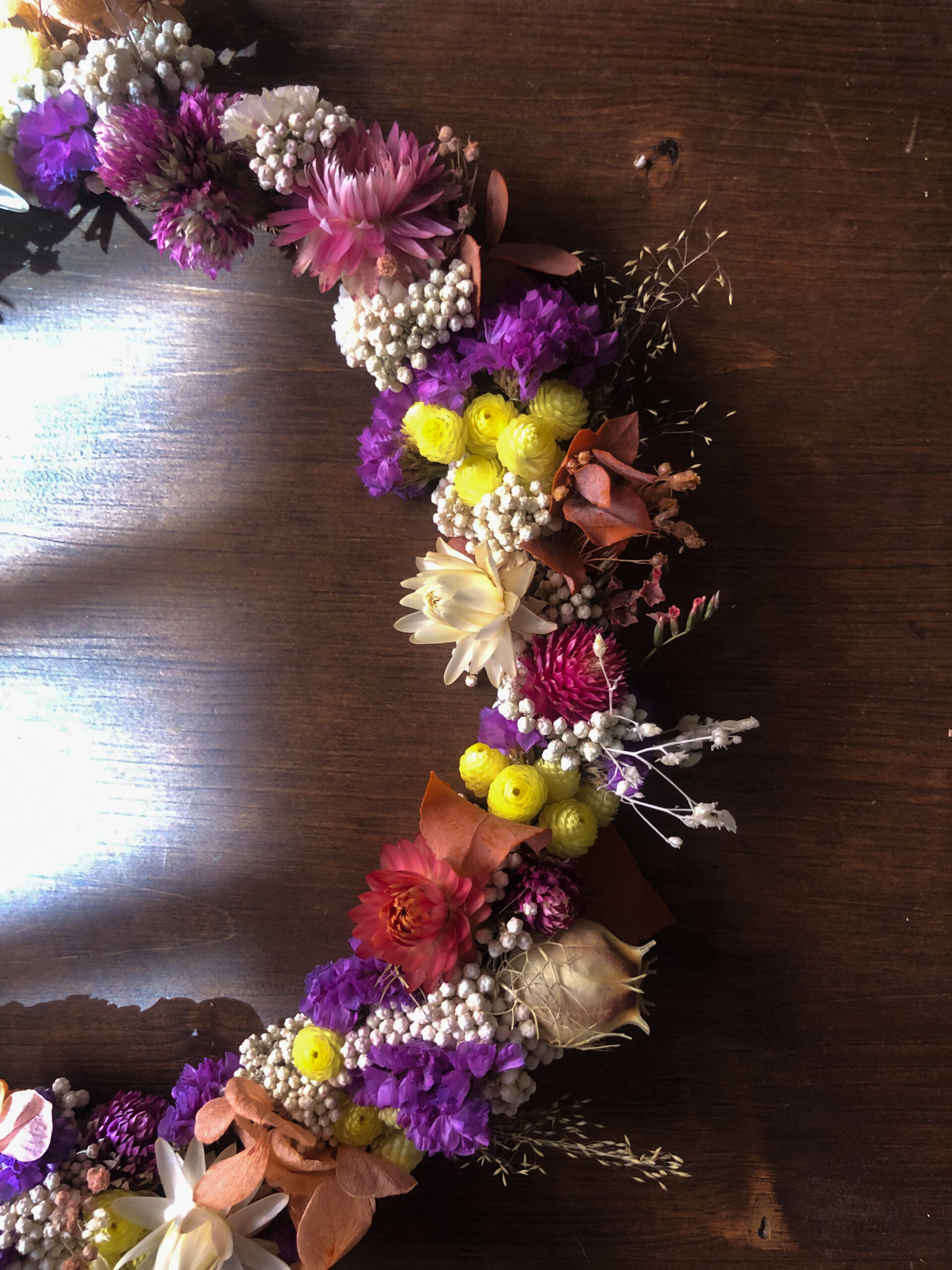 Hélichryse jaune et fleurs séchées vives – couronne murale bohème