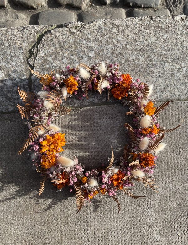 couronne de fleurs séchées tpoulouse fleuriste décoration murale suspension naturelle cadeau saint valentin boho