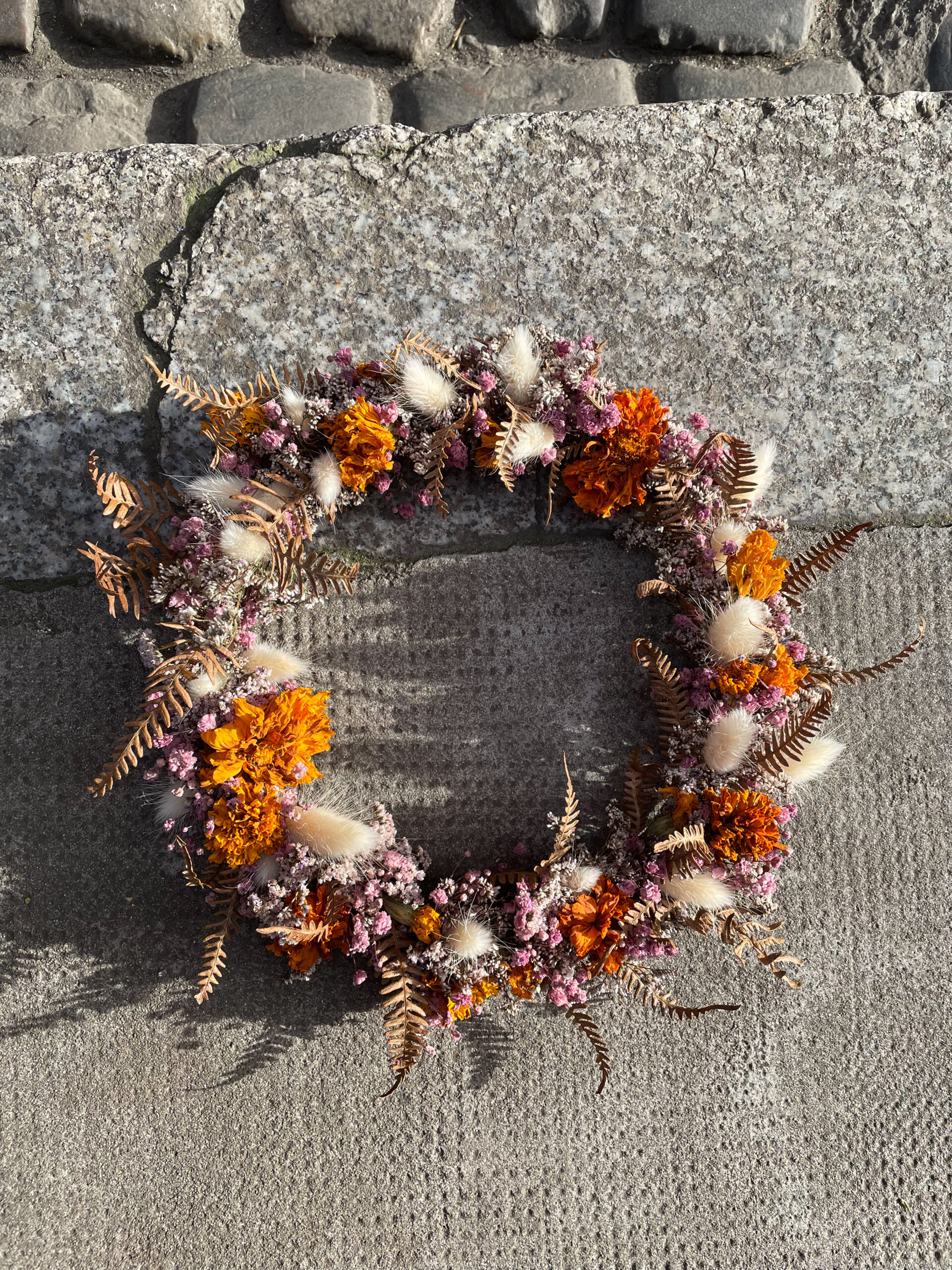 couronne de fleurs séchées tpoulouse fleuriste décoration murale suspension naturelle cadeau saint valentin boho